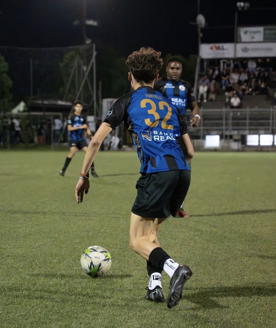 Un giocatore in azione di notte alla Leonessa Cup